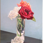 Rose bianco rosse nel bicchiere con sfondo chiaro 24x30